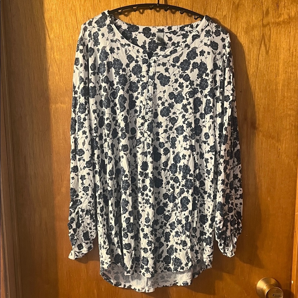 Woman’s Denver Hayes Blue Floral Blouse Medium